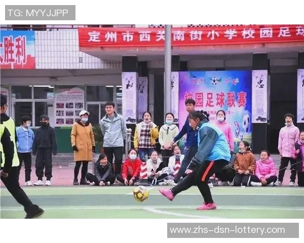 中学足球比赛激烈进行球场上青春与梦想交织的精彩瞬间 中学足球比赛激烈进行球场上青春与梦想交织的精彩瞬间