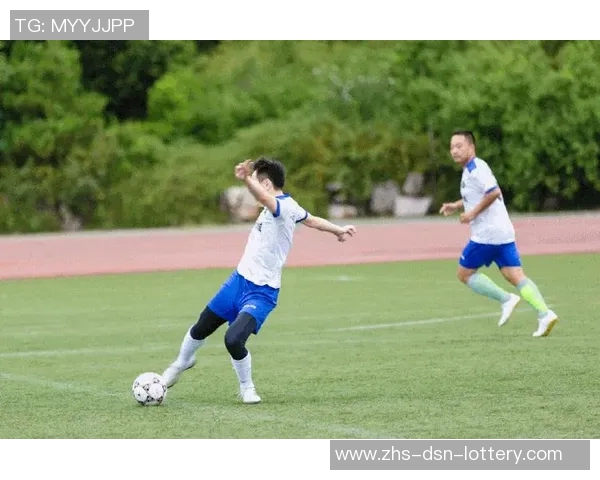 足球动态图片展现精彩瞬间让你感受比赛的激情与魅力 足球动态图片展现精彩瞬间让你感受比赛的激情与魅力