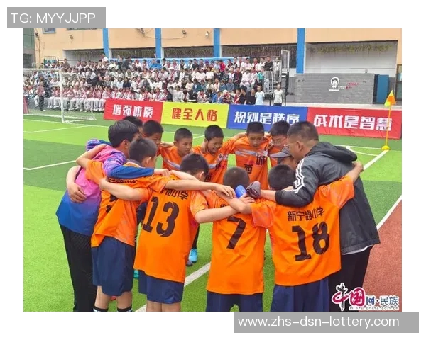 中学足球比赛激烈进行球场上青春与梦想交织的精彩瞬间 中学足球比赛激烈进行球场上青春与梦想交织的精彩瞬间